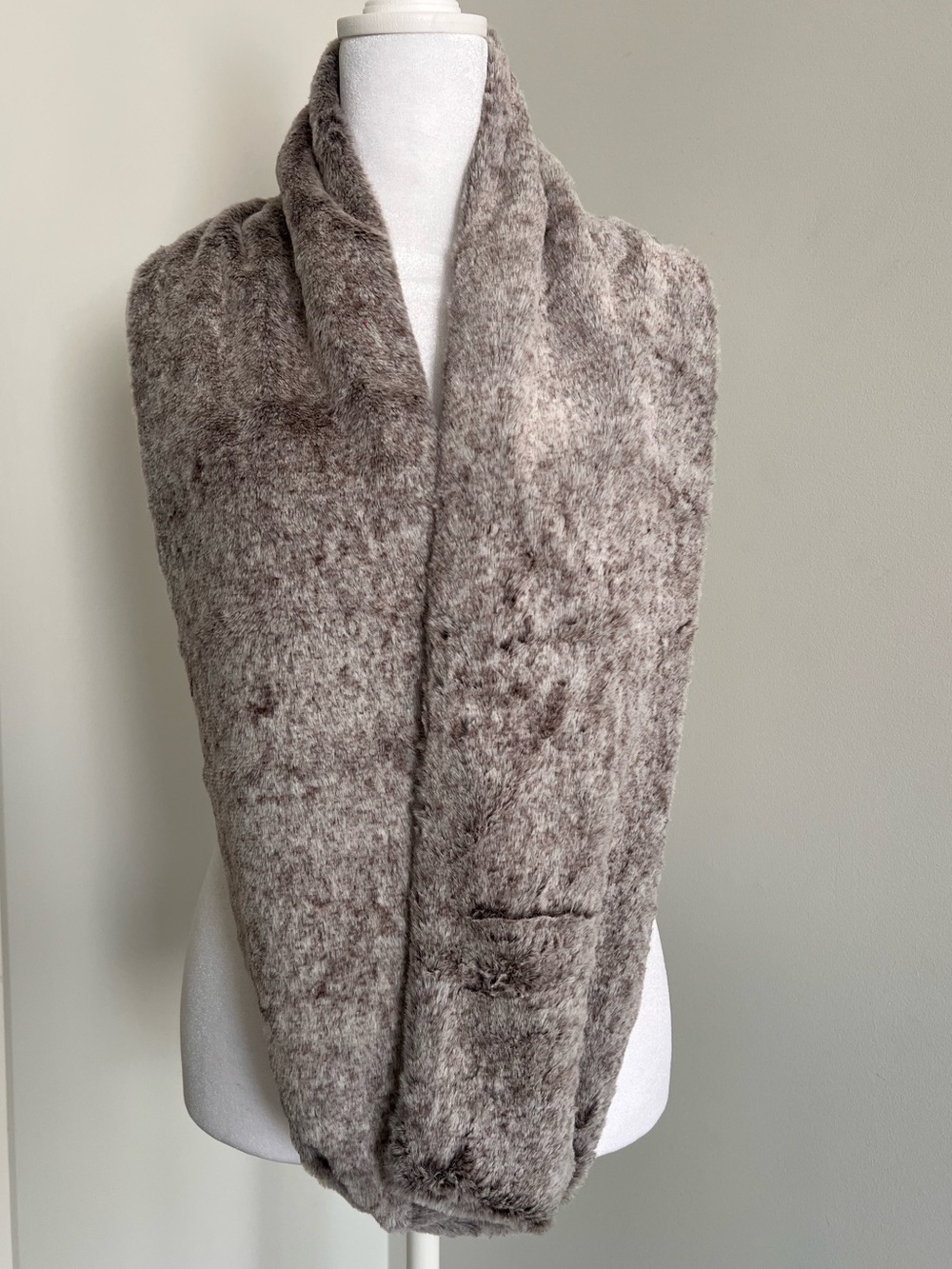 2010s Aesthetic Cozy Faux Fur Infinity Scarf in Taupe